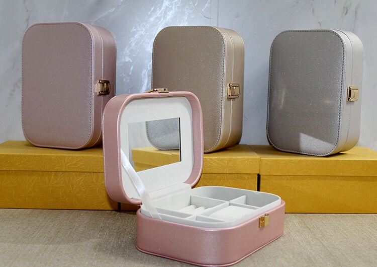 Deri Kaplamalı Makyaj Ve Takı Kutusu Şık Tasarımlı Fonksiyonel Ürün