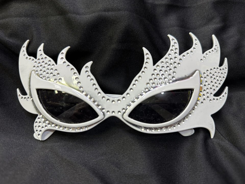 Taşlı Beyaz Alev Parti Gözlüğü Şık Tasarımlı Fonksiyonel Ürün