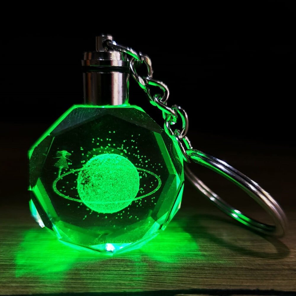 Satürnlü Kız Tasarımlı Renk Değiştiren Anahtarlık Şık Tasarımlı Fonksiyonel Ürün