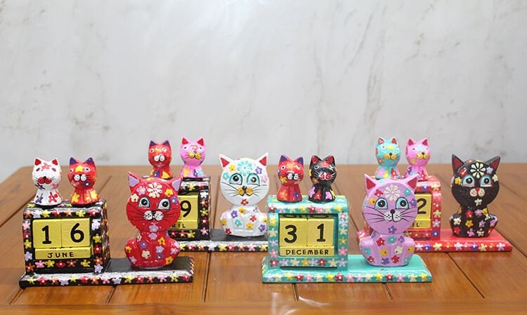 Ahşap Kedili Takvim Orta Boy Şık Tasarımlı Fonksiyonel Ürün