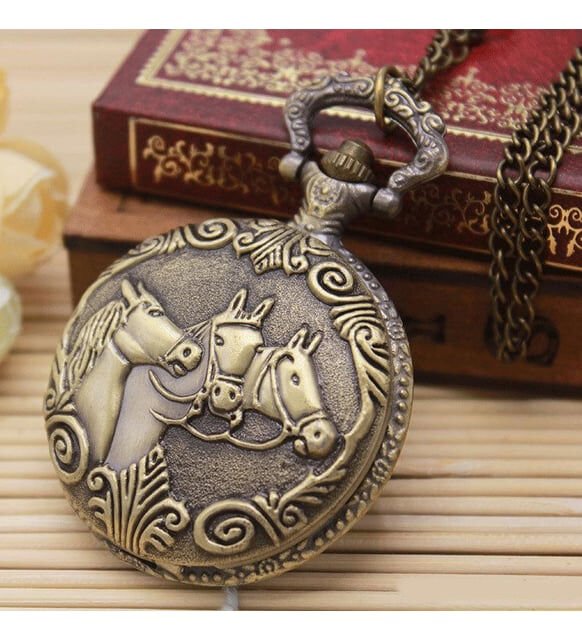 At Büstü Köstekli Saat Model 1 Şık Tasarımlı Fonksiyonel Ürün