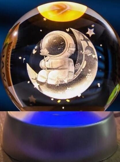 Ay Üstünde Astronot Tasarımlı Plastik Altlıklı Işıklı Cam Küre Şık Tasarımlı Fonksiyonel Ürün