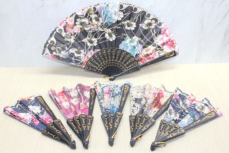 Plastik Çiçek Desenli Yelpaze Şık Tasarımlı Fonksiyonel Ürün