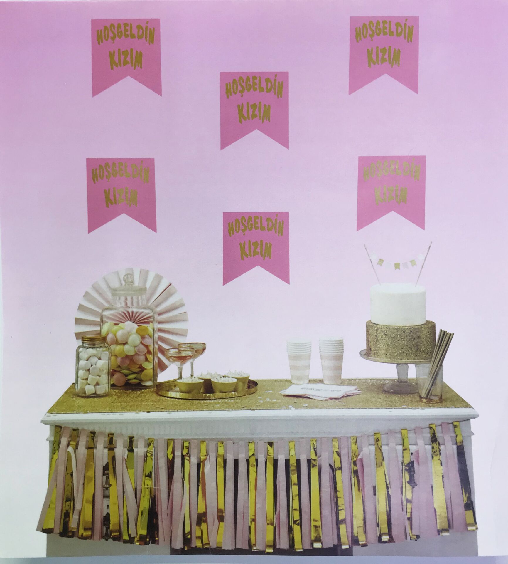 Hoşgeldin Kızım Yazılı Flama Süs Pembe Üzeri Altın Renk Şık Tasarımlı Fonksiyonel Ürün