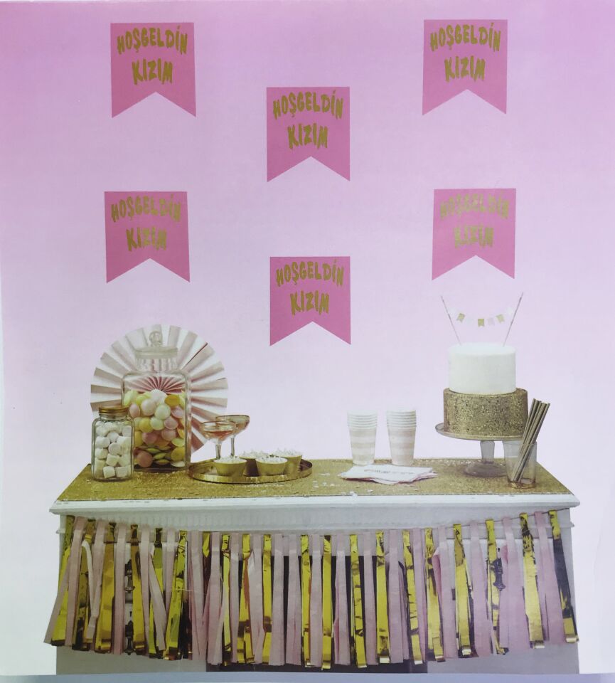 Hoşgeldin Kızım Yazılı Flama Süs Pembe Üzeri Altın Renk Şık Tasarımlı Fonksiyonel Ürün