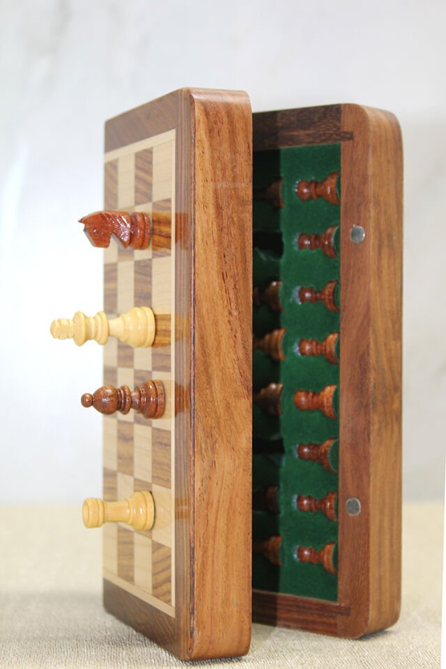 Özel Vernikli Mıknatıs Taşlı Ahşap Katlanabilir Kutulu Satranç Oyunu 30 Cm Şık Tasarımıyla Benzersiz Kullanım Deneyimi Hayatınızı Kolaylaştıracak Ürünler