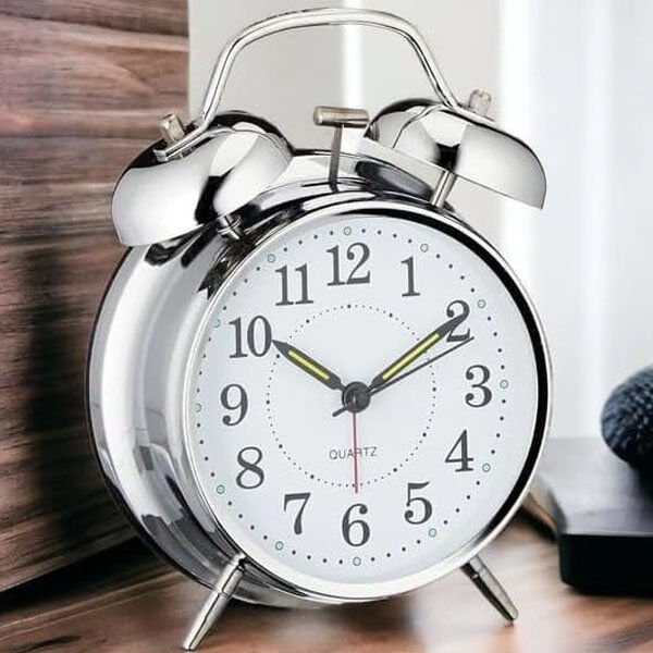 Gümüş Renk Metal Çalar Masa Saati Şık Tasarımlı Fonksiyonel Ürün