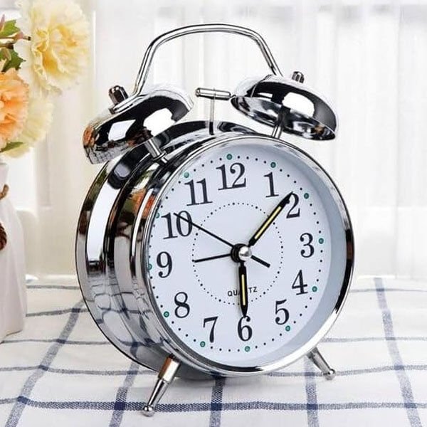 Gümüş Renk Metal Çalar Masa Saati Şık Tasarımlı Fonksiyonel Ürün