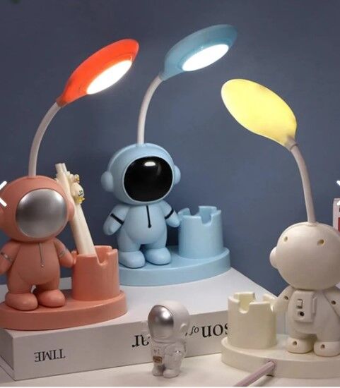 LED Astronot Masa Lambası Ve Kalemlik Şık Tasarımlı Fonksiyonel Ürün