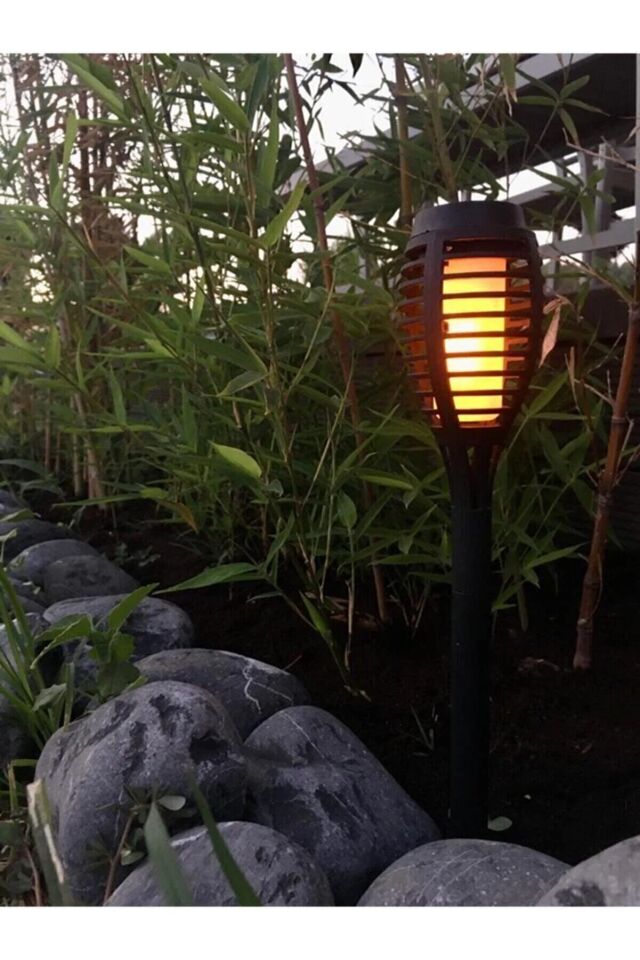 Solar Alev Efektli Bahçe Lambası Şık Tasarımlı Fonksiyonel Ürün