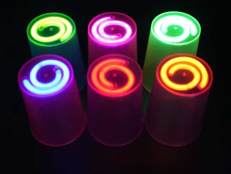 Karanlıkta Yanan Mega Glow Bardaklar 8 Adet Şık Tasarımlı Fonksiyonel Ürün