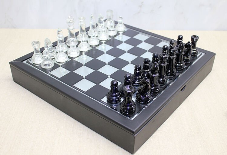 Kutulu Cam Satranç Seti Şık Tasarımlı Fonksiyonel Ürün