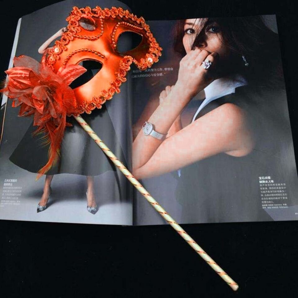 Kırmızı Işıltılı Tutmalı Fotoğraf Çekimi Maskesi Şık Tasarımlı Fonksiyonel Ürün