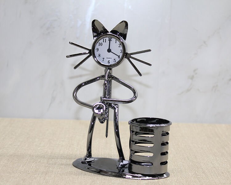Metal Saksafon Çalan Müzisyen Kedi Saat Ve Kalemlik Şık Tasarımlı Fonksiyonel Ürün