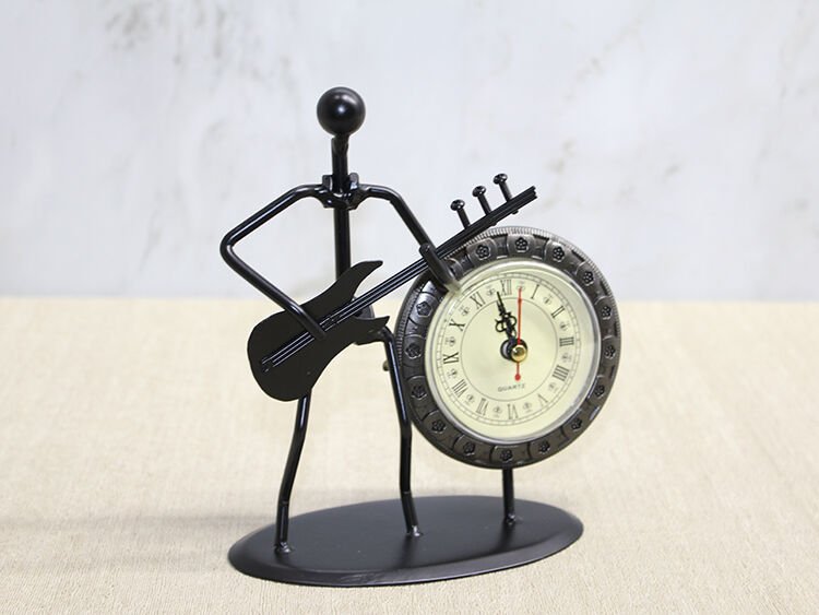 Metal Saatli Gitar Çalan Müzisyen Şık Tasarımlı Fonksiyonel Ürün