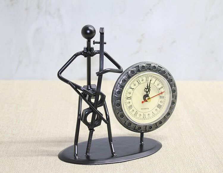 Metal Saatli Keman Çalan Müzisyen Şık Tasarımlı Fonksiyonel Ürün