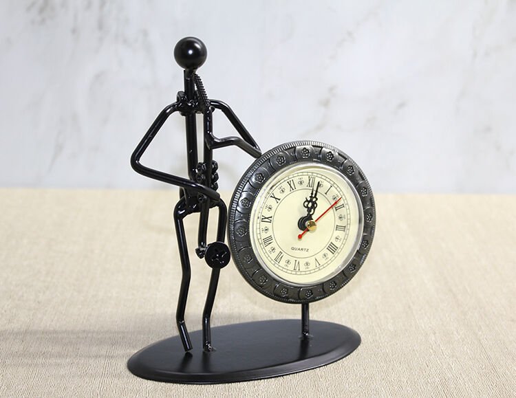 Metal Saatli Saksafon Çalan Müzisyen Şık Tasarımlı Fonksiyonel Ürün