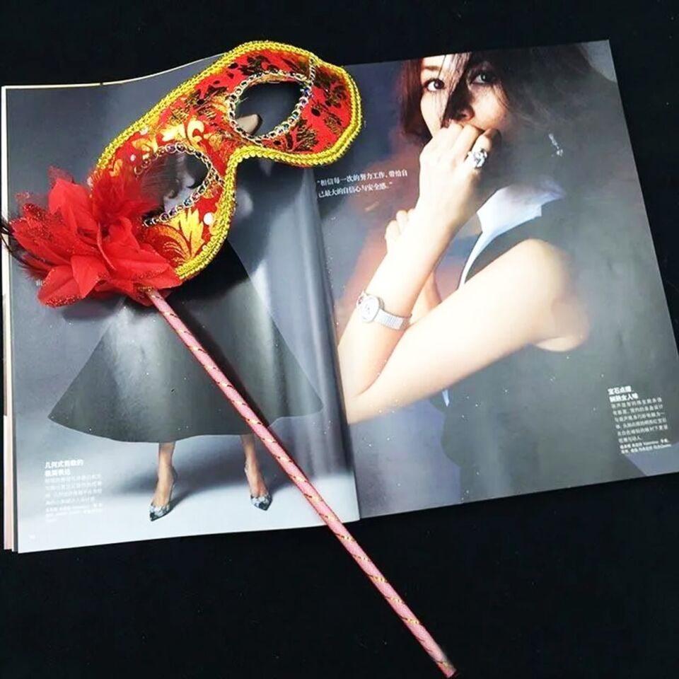 Lüks Taşlı Saplı Balo Maskesi Kırmızı Renk Şık Tasarımlı Fonksiyonel Ürün