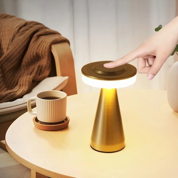 LED Dokunmatik Masa Lambası Şık Tasarımlı Fonksiyonel Ürün