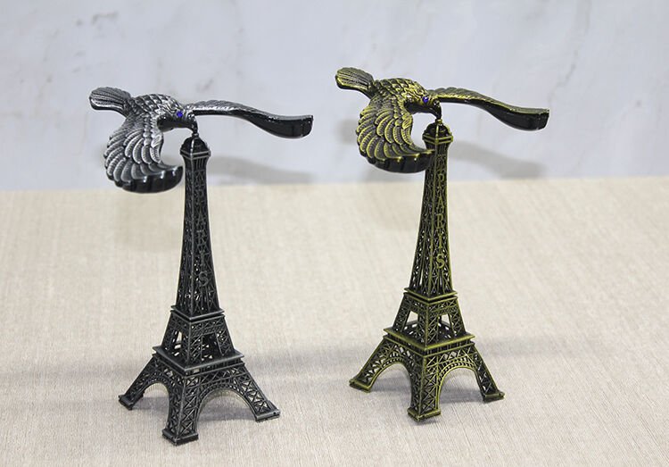 Kartallı Metal Eyfel Kulesi Model 1 Şık Tasarımlı Fonksiyonel Ürün