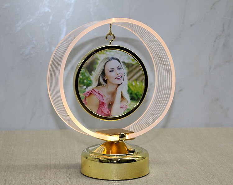 Kişiye Özel Fotoğraf Alanlı Yuvarlak Led Çerçeve Şık Tasarımlı Fonksiyonel Ürün