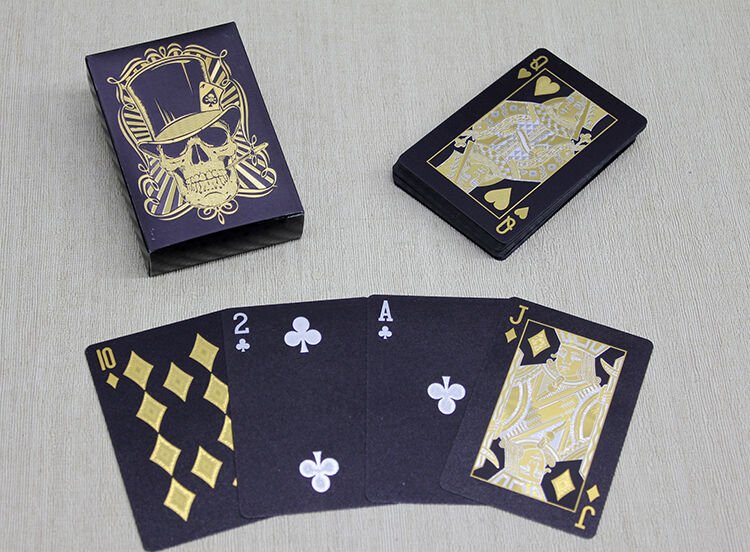 Altın Kurukafa Tasarımlı Siyah İskambil Oyun Kartı Şık Tasarımlı Fonksiyonel Ürün
