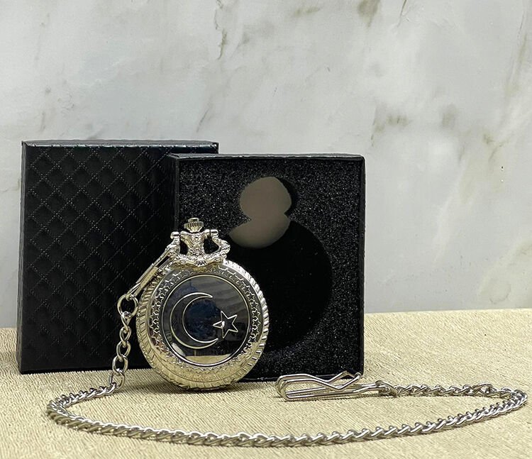 Özel Kutulu Türk Bayrağı Tasarımlı Gümüş Köstekli Saat Şık Tasarımlı Fonksiyonel Ürün