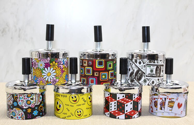 Küçük Boy Metal Renkli Basmalı Küllük Yuvarlak Şık Tasarımlı Fonksiyonel Ürün