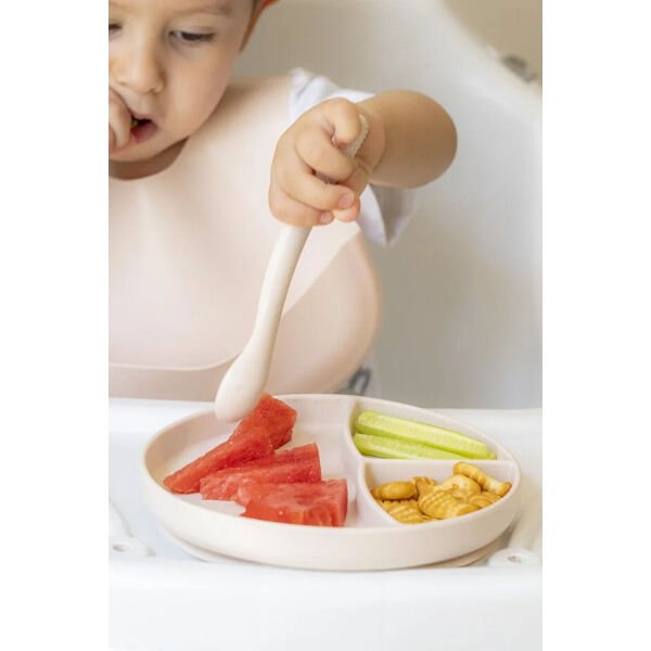 Krem Rengi 3’lü Silikon Yemek Seti – Önlük + Diş Kaşıyıcılı Kaşık + Vakumlu Tabak Şık Tasarımlı Fonksiyonel Ürün