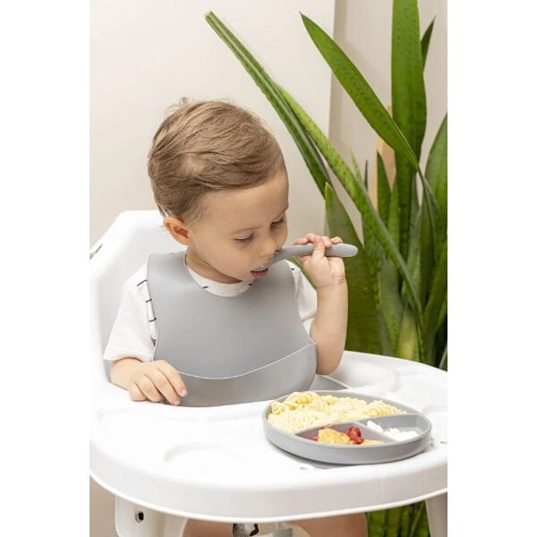 Gri 3’lü Silikon Yemek Seti – Önlük + Diş Kaşıyıcılı Kaşık + Vakumlu Tabak Şık Tasarımlı Fonksiyonel Ürün