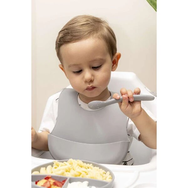 Gri 3’lü Silikon Yemek Seti – Önlük + Diş Kaşıyıcılı Kaşık + Vakumlu Tabak Şık Tasarımlı Fonksiyonel Ürün