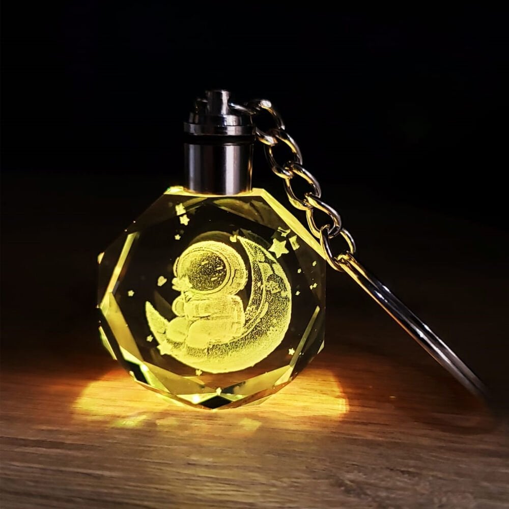 Astronot Tasarımlı Renk Değiştiren Anahtarlık Şık Tasarımlı Fonksiyonel Ürün