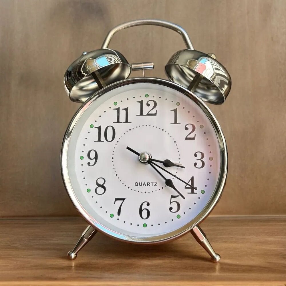 Gümüş Metal Alarmlı Masa Saati Şık Tasarımlı Fonksiyonel Ürün
