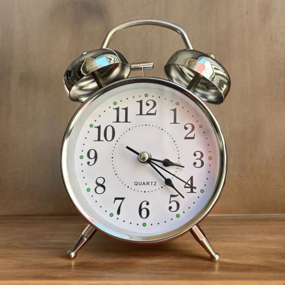 Gümüş Metal Alarmlı Masa Saati Şık Tasarımlı Fonksiyonel Ürün