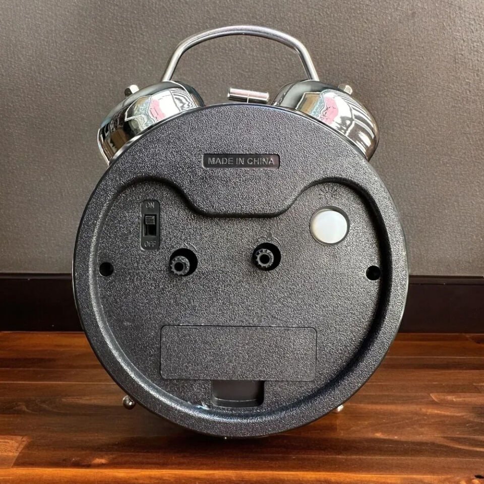 Gümüş Metal Alarmlı Masa Saati Şık Tasarımlı Fonksiyonel Ürün