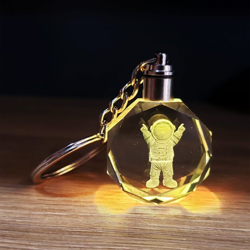 Mutlu Astronot Tasarımlı Renk Değiştiren Anahtarlık Şık Tasarımıyla Benzersiz Kullanım Deneyimi Hayatınızı Kolaylaştıracak Ürünler